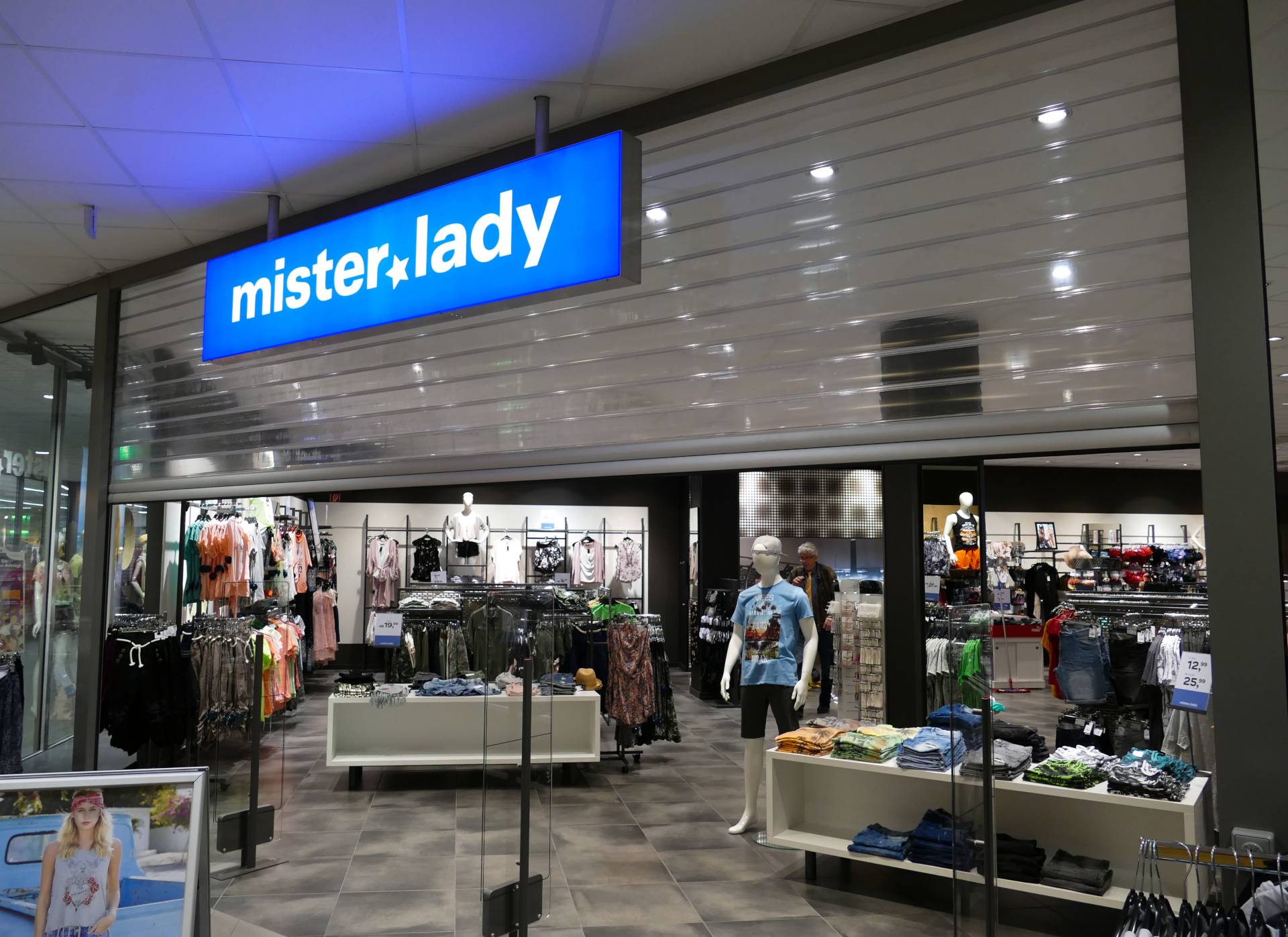 <i class='fas fa-angle-double-right'></i> Die Eleganz unserer transparenten Rolltore r&uuml;ckt jedes Ladengesch&auml;ft und ganz besonders dessen Verkaufsartikel ins rechte Licht. Ein Hingucker in jedem Innenbereich eines Einkaufszentrums.