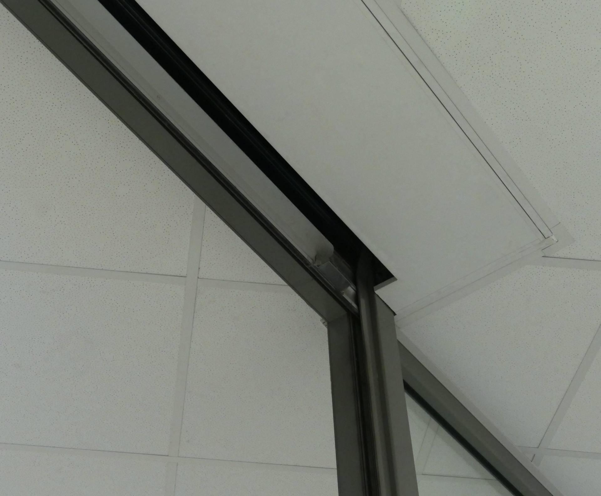 <i class='fas fa-angle-double-right'></i> Die transparenten Polycarbonat-Lamellen werden nach dem &Ouml;ffnen des Rolltores quasi unsichtbar. Kein sperriger Rolladenkasten, kein sichtbarer, un&auml;sthetischer Motor und keine st&ouml;renden Kabel. Unser volltransparentes Rolltor, mit seinem 230 Volt Welleneinbaumotor, kann enorm raumsparend eingebaut werden. Die Attraktivit&auml;t der R&auml;umlichkeiten bleibt so bestehen.
