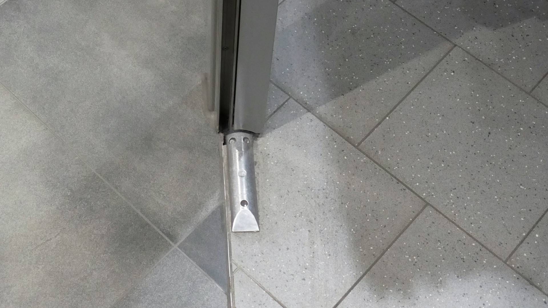 <i class='fas fa-angle-double-right'></i> Der Einbau der limtech-Rolltore gestaltet sich als erfreulich unkompliziert. Jeweils Zwei Stahlleisten, mit integrierter F&uuml;hrungsschiene, werden dezent, jedoch solide am Boden fixiert. Keine gro&szlig;e Sache, weil gewusst wie.