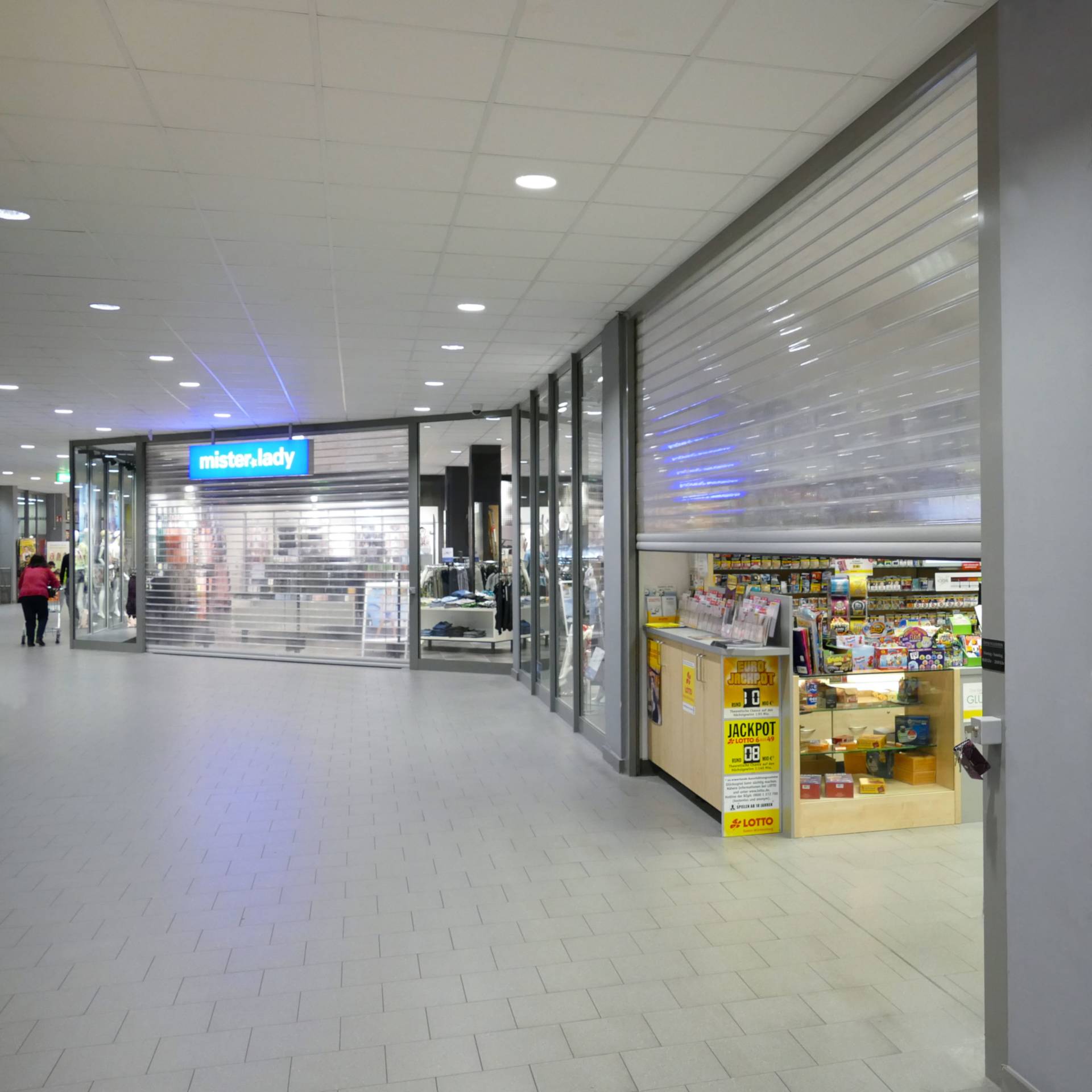 <i class='fas fa-angle-double-right'></i> Der Einbau unserer transparenten Rolltore f&uuml;gt sich weitl&auml;ufig und leicht in einen Innenbereich ein. Die Attraktivit&auml;t und damit verbundene Anziehungskraft eines Ladengesch&auml;ftes wird durch Transparenz erh&ouml;ht. Gute Ums&auml;tze st&uuml;tzen unsere Behauptung. Rufen sie uns an!