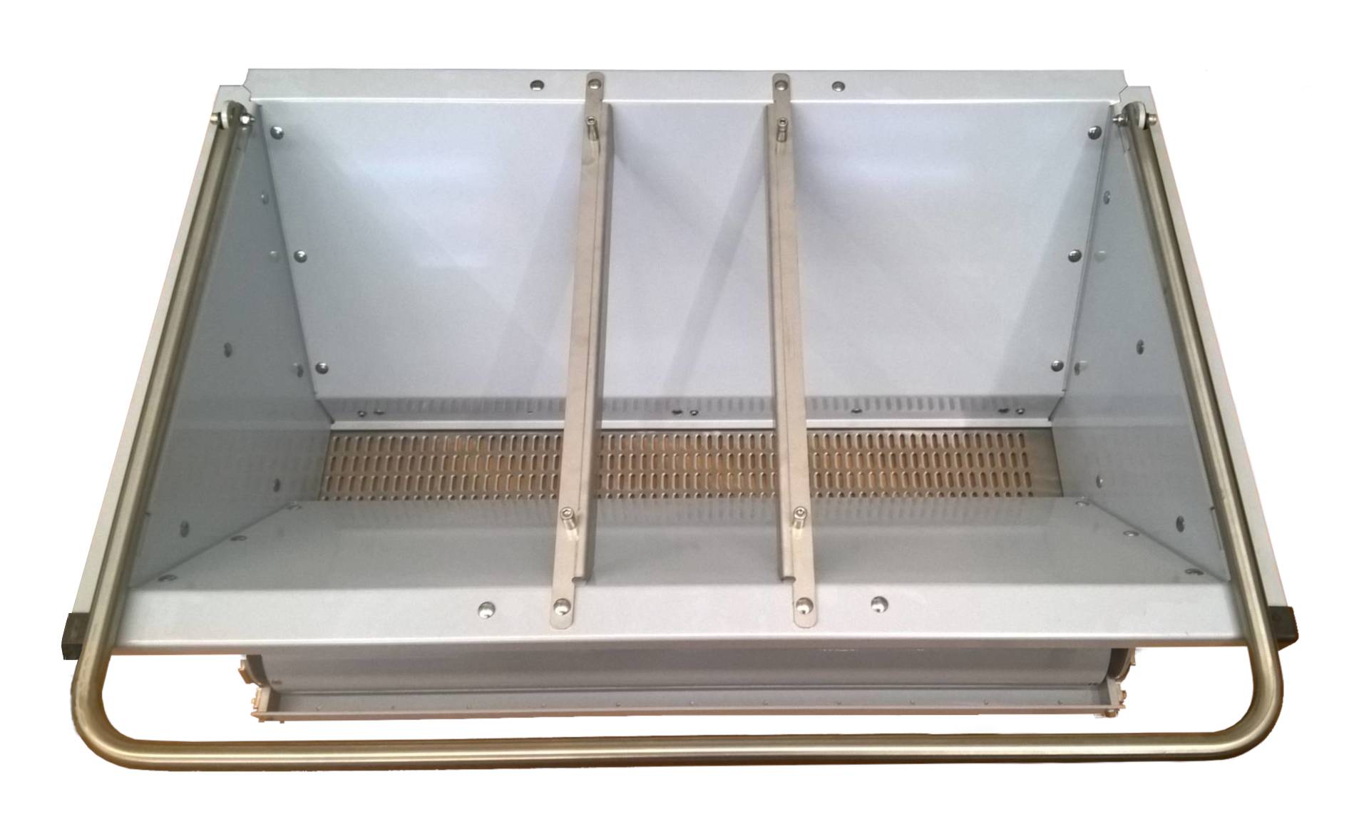 <i class='fas fa-angle-double-right'></i> Ein-Mann-Bedienung:<br /> Streubreite 100 cm = 16 Bahnen pro Platz<br /> Zeitaufwand ca. eine halbe Stunde pro Platz<br /> Der ausgestreute Sand wird direkt festgewalzt. Nach merhmaligem Abziehen ist der Sandbelag fertiggestellt.