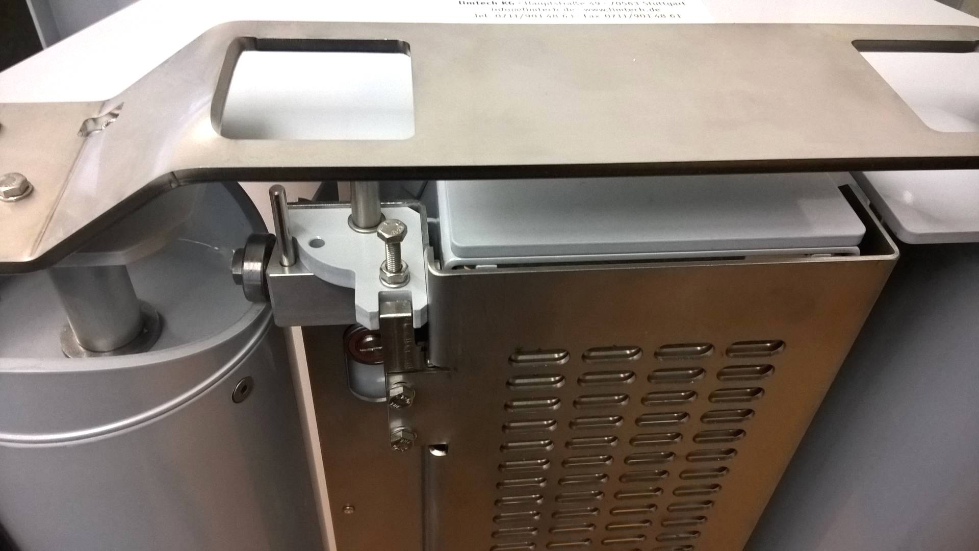 <i class='fas fa-angle-double-right'></i> Scheinbar einfach, weil einfach genial! Das exakte Aufsanden von 2 mm Neusand wird durch das mechanisch angetriebene Rüttelsieb gewährleistet. Sie ziehen das SM2 mit leichter Hand über den Platz und die ausgefeilte Technik von limtech macht verlässlich ihren Job.