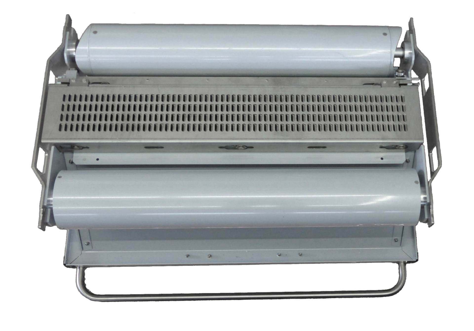 <i class='fas fa-angle-double-right'></i> Ein seltener Blick auf die Unterseite. Das frei schwebende Rüttelsieb macht so ungehindert seine Arbeit. Der frisch aufgetragene Neusand wird von der hinteren Walze direkt festgewalzt. Selbst starker Wind pfuscht Ihnen nicht ins Handwerk! Das SM2 überzeugt bei jeder Vorführung ohne viele Worte!