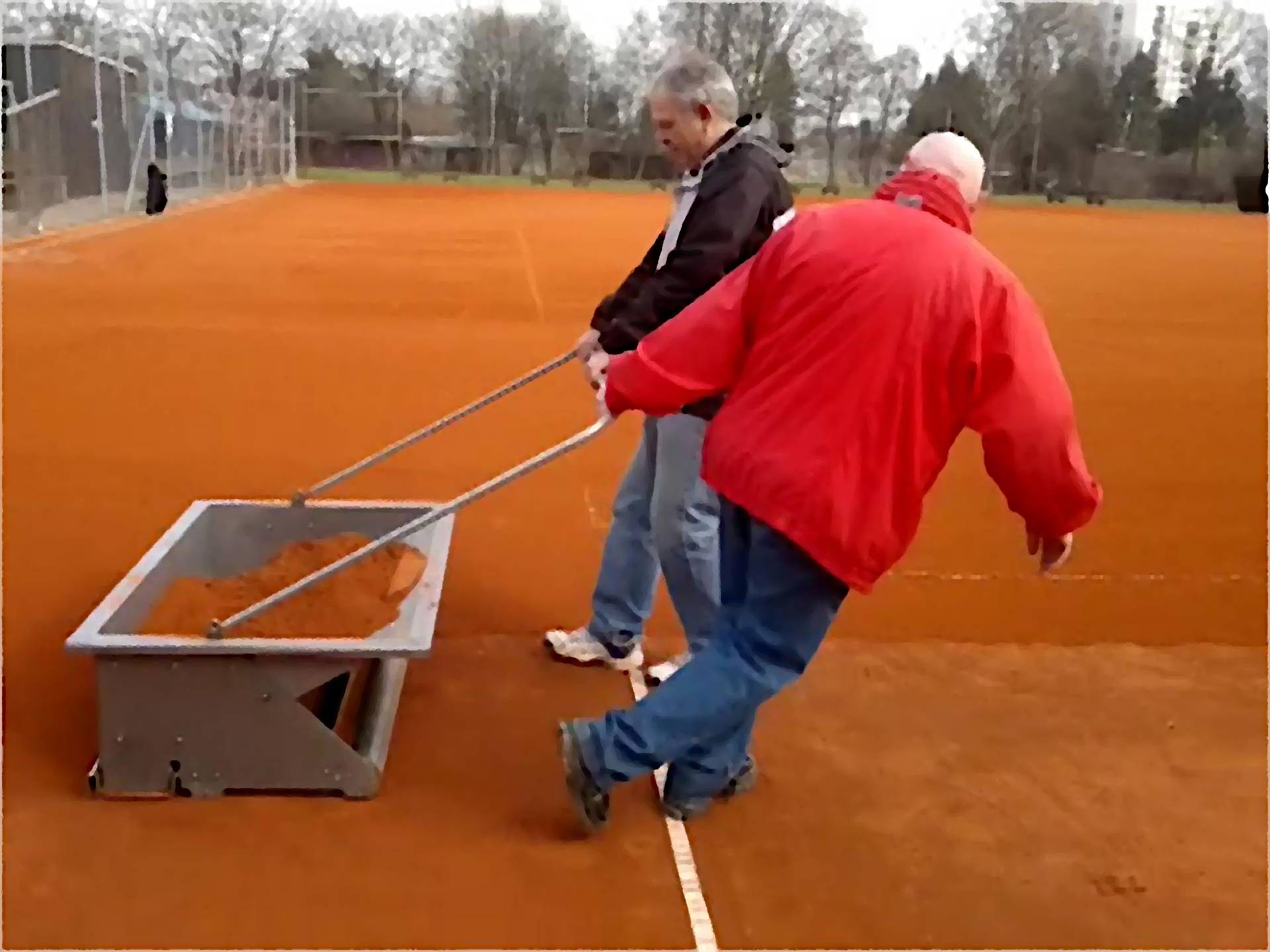<i class='fas fa-angle-double-right'></i> Der Einsatz für Ihren Verein ist nicht mehr gleichbedeutend mit Muskelkater! <br /> Durch vereinsinternes Engagmenet erhält sich ein Verein so auch zukünftig das Know-how zur Tennisplatzinstandsetzung und Pflege. Ihre jährlichen Einsparungen können sich außerdem spürbar sehen lassen! Das patentierte, technisch ausgereifte Aufsandgerät SM2 von limtech macht's möglich!