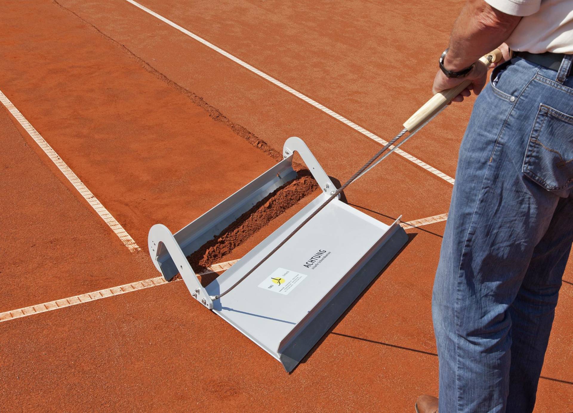 <i class='fas fa-angle-double-right'></i> Exaktes Abtragen von 2mm Altsand. Eine Person trägt den Altsand eines ganzen Tennisplatzes in knapp einer Stunde ab. Rasch zu erlernendes Handling! Wenig Kraftaufwand! Perfektes Ergebnis!