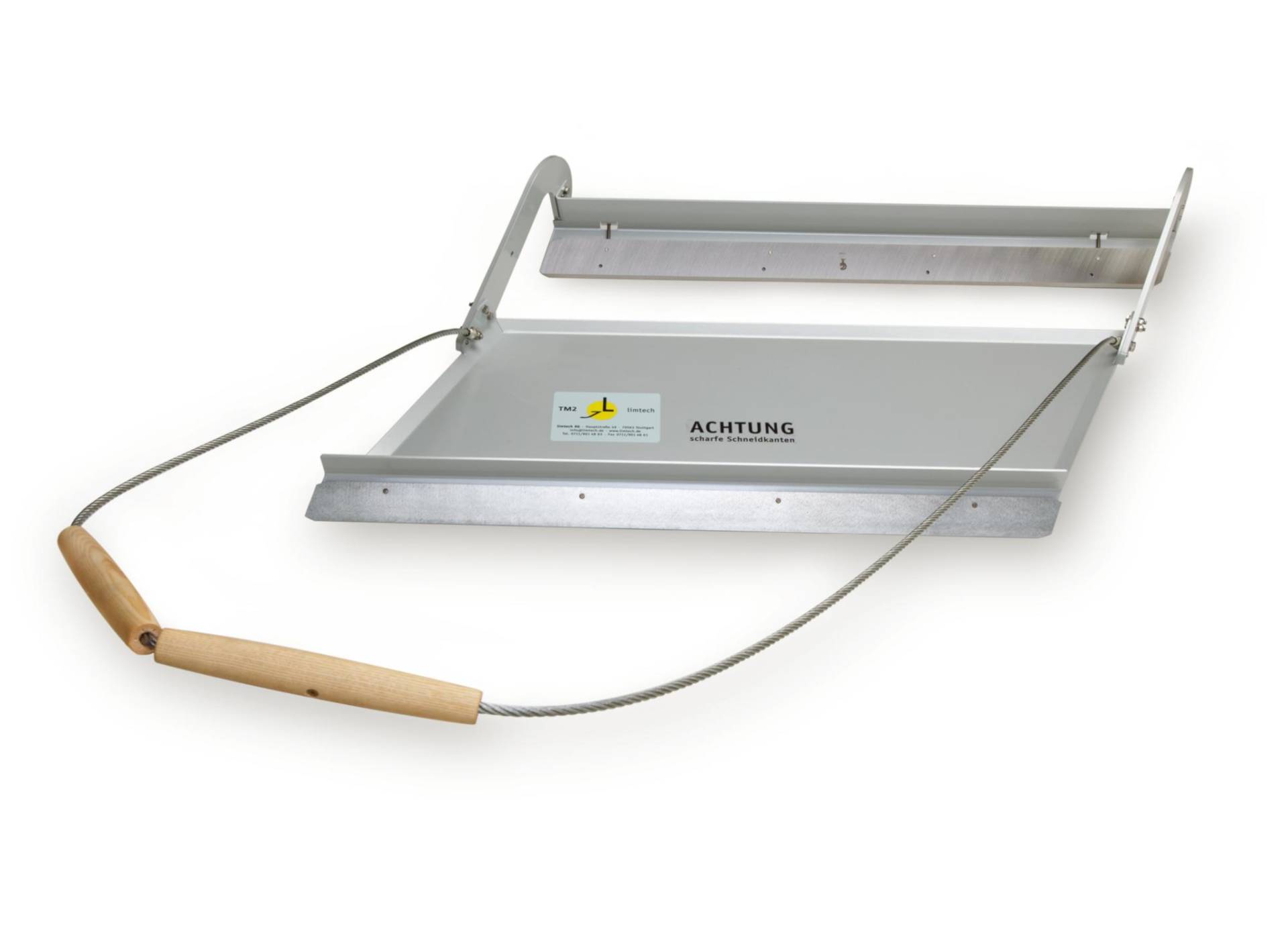 <i class='fas fa-angle-double-right'></i> Das Altsandmesser TM2 ist eine technische Revolution! Tennisplatzinstandsetzung leicht gemacht. Müheloses, unkompliziertes Handling. Millimetergenaues Abtragen des Altsandes. Topfebene Tennisplätze. Kein Abbürsten! Kein Abblasen! Kein Abkratzen! Keine Motorgeräusche! Keine Abgase!