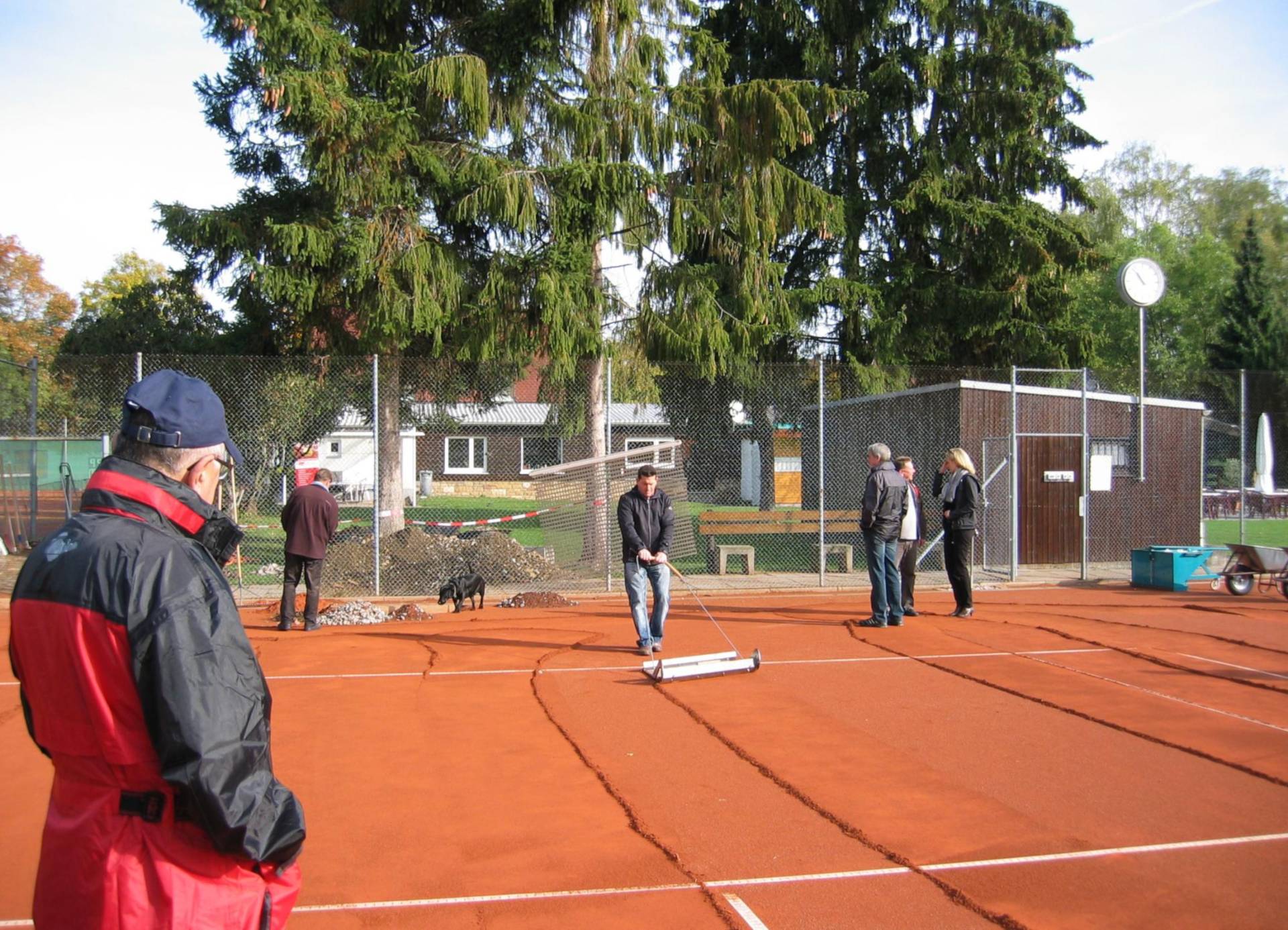 <i class='fas fa-angle-double-right'></i> Impressionen einer Tennisplatzinstandsetzung mit dem TM2: Sie dürfen Ihre Hände gerne in die Taschen schieben, selbstverständlich auch Smalltalk halten und sogar ein bisschen zuschauen. Mit dem TM2 läufts!